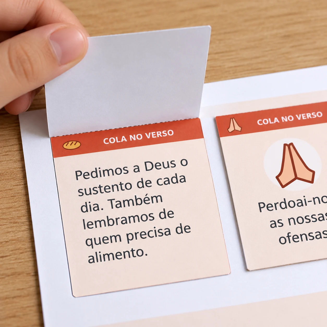 Janela de papel aberta revelando uma explicação do pedido pelo pão de cada dia.